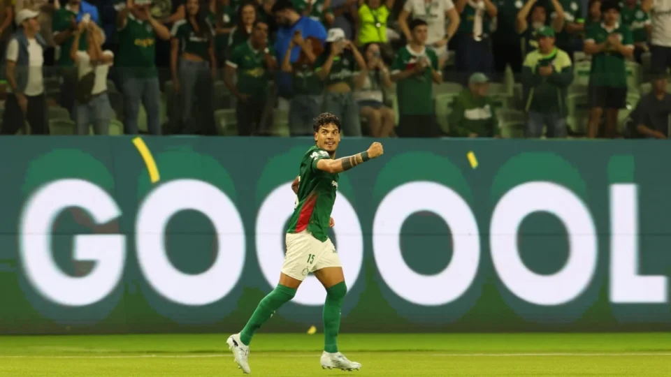 Palmeiras suporta pressão com um a menos e vence Athletico-PR em duelo tenso
