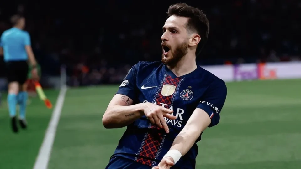 PSG domina Liverpool e abre vantagem nas quartas com brilho de Doué e Kvaratskhelia