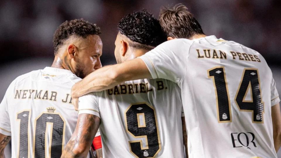 Santos domina Atlético-MG em jogo marcado por polêmicas e expulsão de Cuca