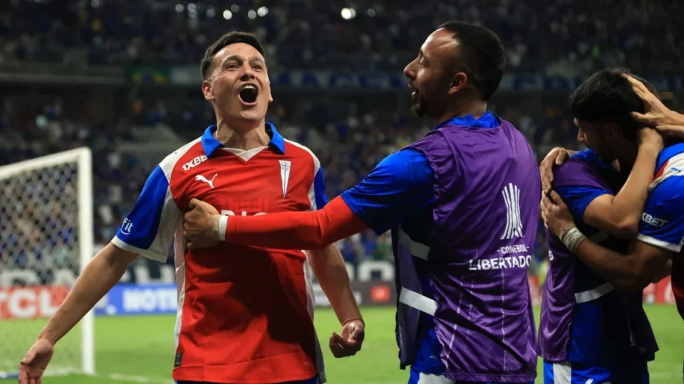 Cruzeiro sofre virada amarga nos acréscimos e perde para a Universidad Católica