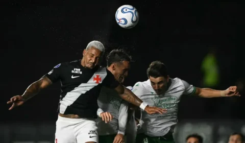 Com dois expulsos e virada no fim, Vasco sofre derrota dramática para o Audax Italiano