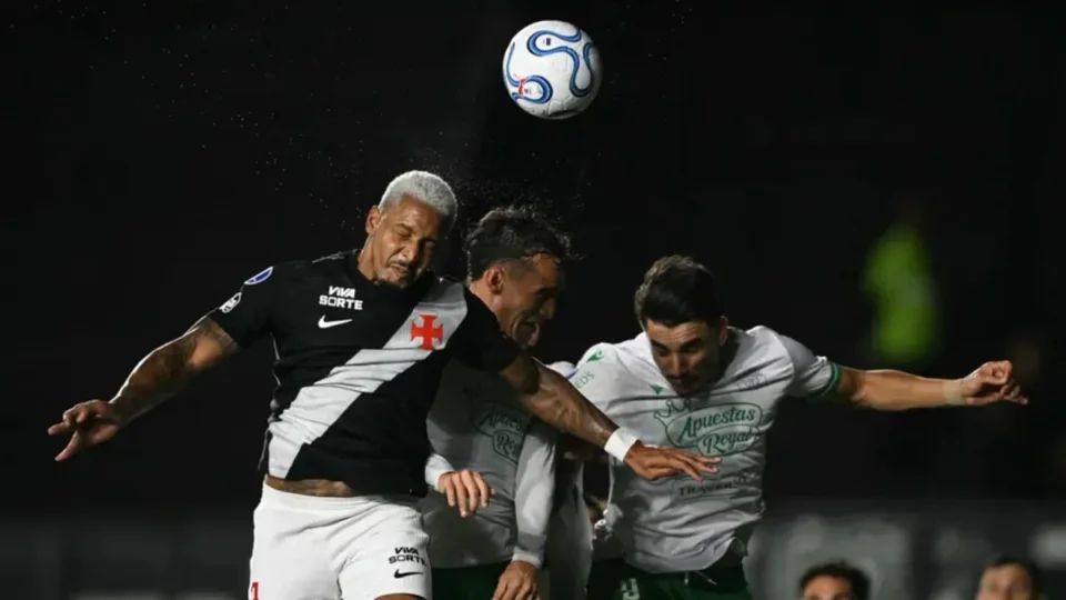 Com dois expulsos e virada no fim, Vasco sofre derrota dramática para o Audax Italiano