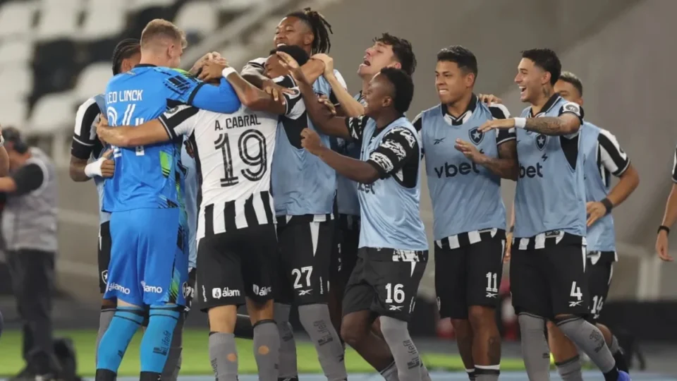 Botafogo vence Mirassol em noite movimentada no Nilton Santos