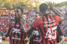 Vitória domina São Paulo em casa e respira no Campeonato Brasileiro
