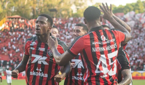 Vitória domina São Paulo em casa e respira no Campeonato Brasileiro