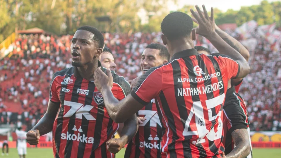 Vitória domina São Paulo em casa e respira no Campeonato Brasileiro