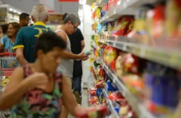 Prévia da inflação cai, mas batata, tomate e conta de luz seguem castigando o bolso