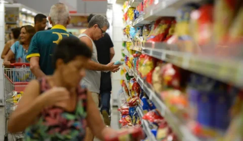 Prévia da inflação cai, mas batata, tomate e conta de luz seguem castigando o bolso