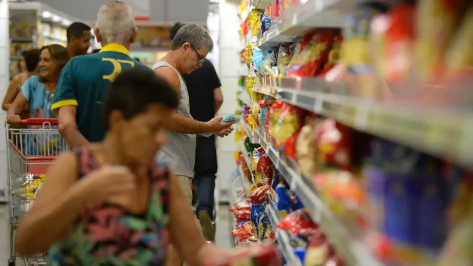 Prévia da inflação cai, mas batata, tomate e conta de luz seguem castigando o bolso