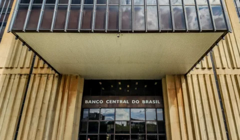 Guerra e combustíveis fazem mercado elevar previsão da inflação para 5,04%, acima do teto oficial