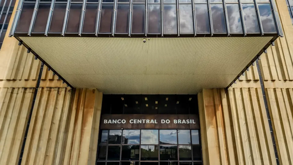 Guerra e combustíveis fazem mercado elevar previsão da inflação para 5,04%, acima do teto oficial
