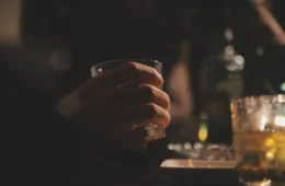 Álcool e drogas estão ligados a mais da metade das mortes violentas no Brasil, aponta estudo