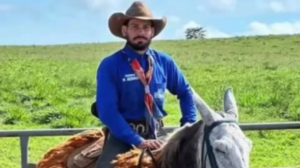 Peão morre após ser pisoteado por touro em rodeio