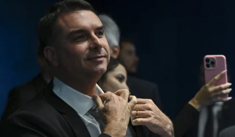 Flávio Bolsonaro associa sucesso em jogo a eleição presidencial: ‘hino da vitória’