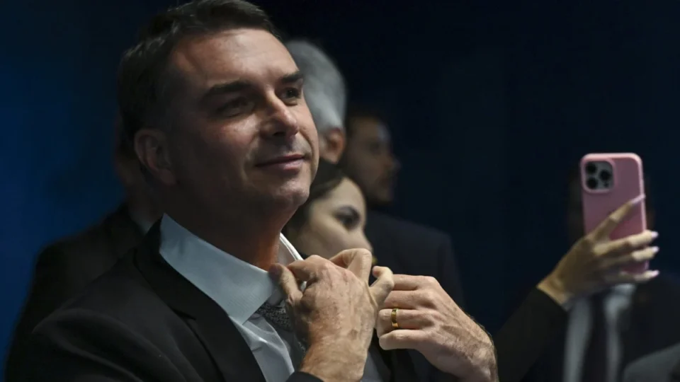 Flávio Bolsonaro associa sucesso em jogo a eleição presidencial: ‘hino da vitória’