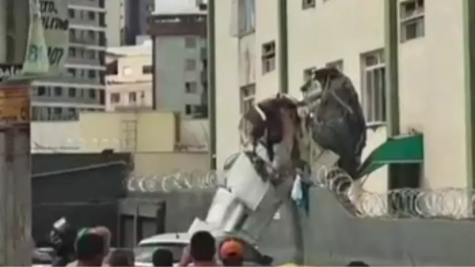 Acidente com avião deixa dois mortos e três feridos após queda em BH