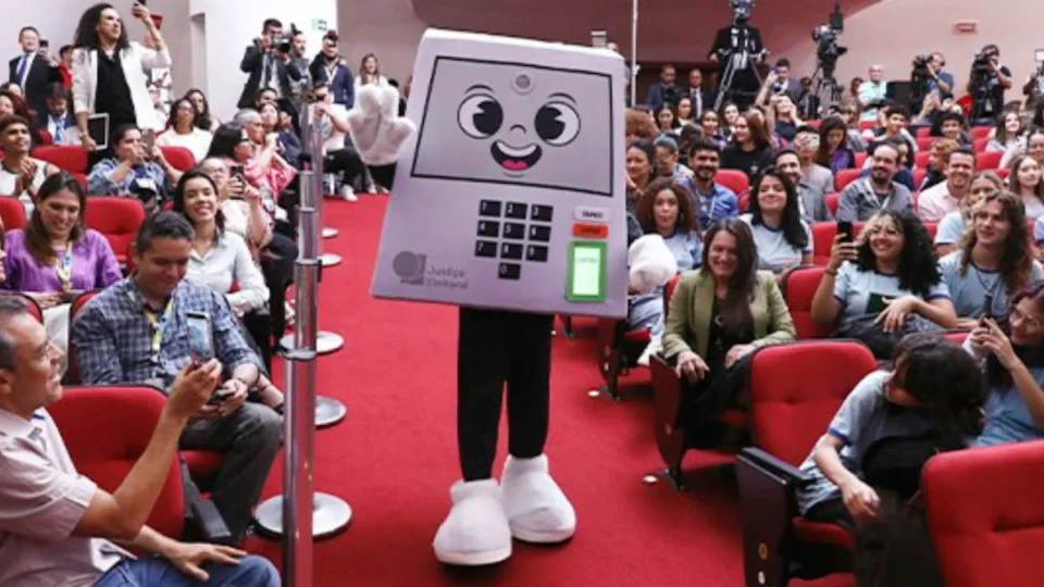 Urna faz 30 anos e prazo do título eleitoral entra nas horas finais