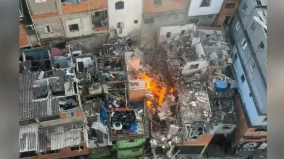 Explosão provoca incêndio e deixa feridos em São Paulo