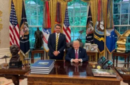 Flávio Bolsonaro publica foto com Trump na Casa Branca e tenta virar página após crise política