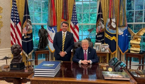 Flávio Bolsonaro publica foto com Trump na Casa Branca e tenta virar página após crise política