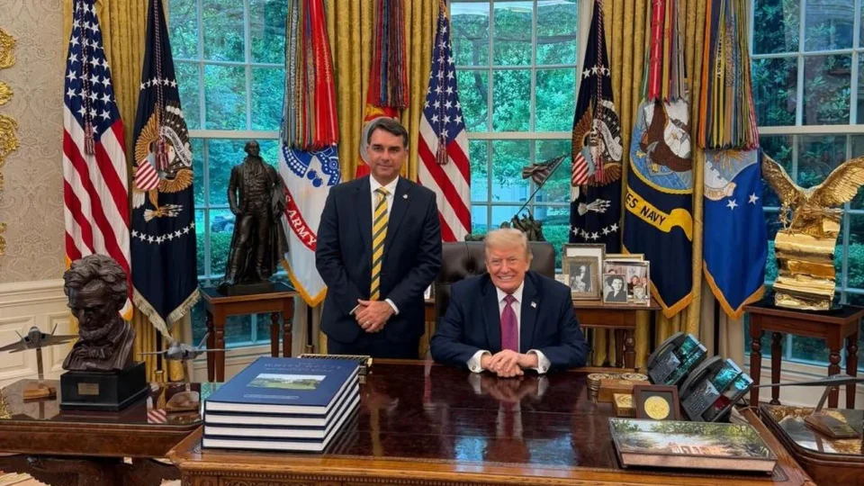 Flávio Bolsonaro publica foto com Trump na Casa Branca e tenta virar página após crise política