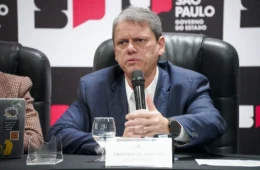 ‘Terroristas armados contra o povo brasileiro’: Tarcísio comemora decisão dos EUA sobre facções e elogia Flávio Bolsonaro