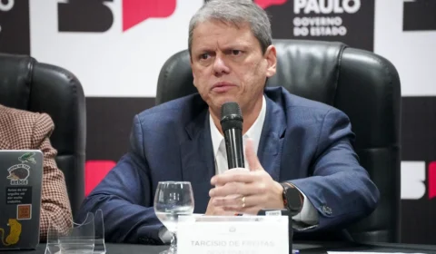 ‘Terroristas armados contra o povo brasileiro’: Tarcísio comemora decisão dos EUA sobre facções e elogia Flávio Bolsonaro