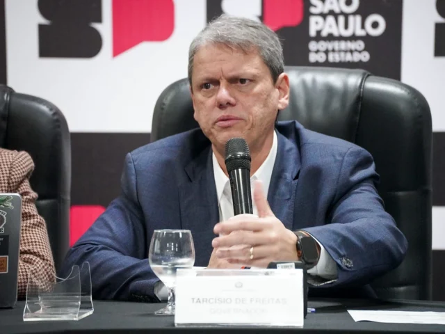 ‘Terroristas armados contra o povo brasileiro’: Tarcísio comemora decisão dos EUA sobre facções e elogia Flávio Bolsonaro