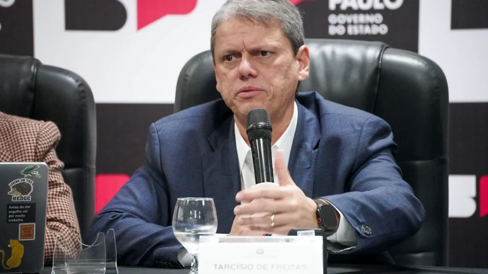 ‘Terroristas armados contra o povo brasileiro’: Tarcísio comemora decisão dos EUA sobre facções e elogia Flávio Bolsonaro