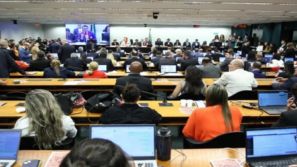PEC que acaba com escala 6×1 avança para o Senado após aprovação histórica na Câmara