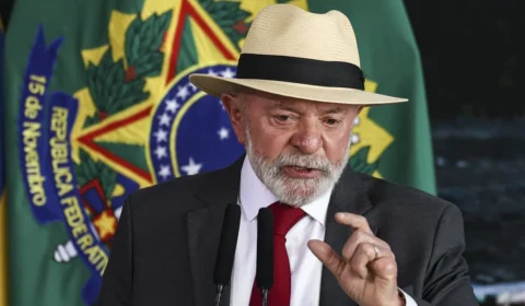 Lula anuncia fim da “taxa das blusinhas” para compras de até US$ 50