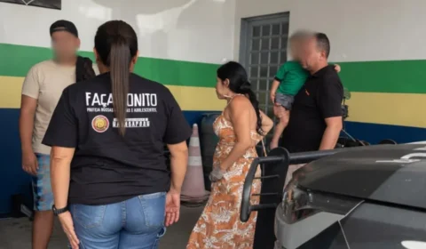 Mulher é presa após jogar filha recém-nascida no caminhão de lixo