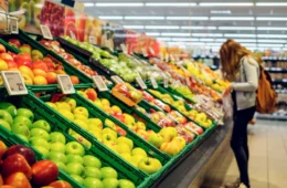 Safra da maçã e clima favorável derrubam preços no atacado, mas tomate e cenoura disparam