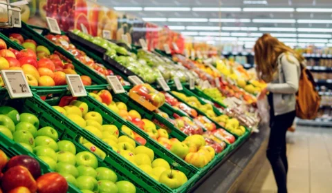 Safra da maçã e clima favorável derrubam preços no atacado, mas tomate e cenoura disparam
