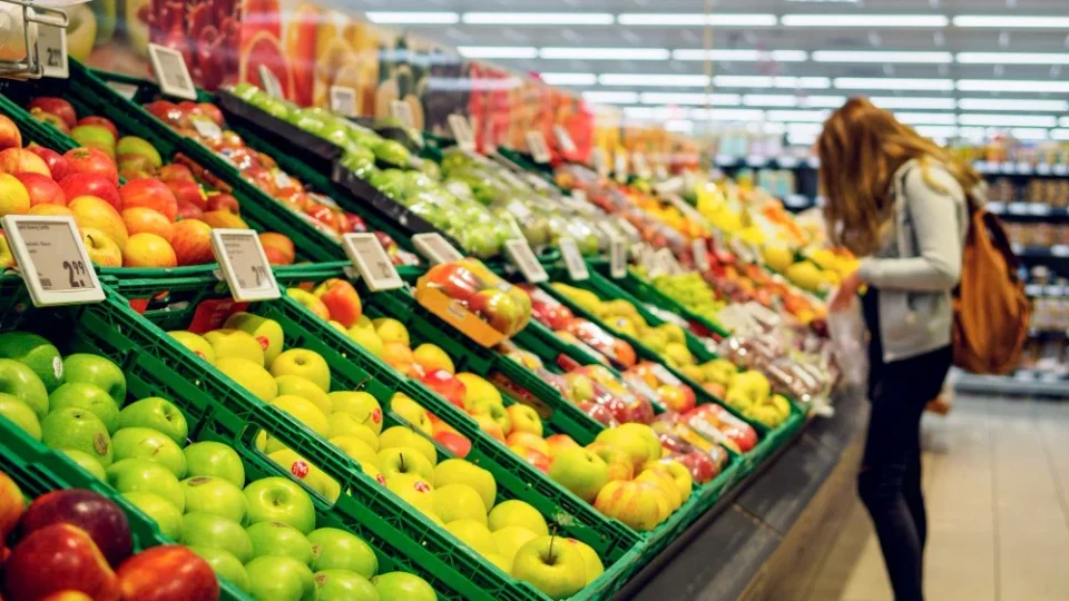 Safra da maçã e clima favorável derrubam preços no atacado, mas tomate e cenoura disparam