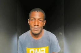 Pai é preso após espancar os três filhos com taco de beisebol dentro de casa