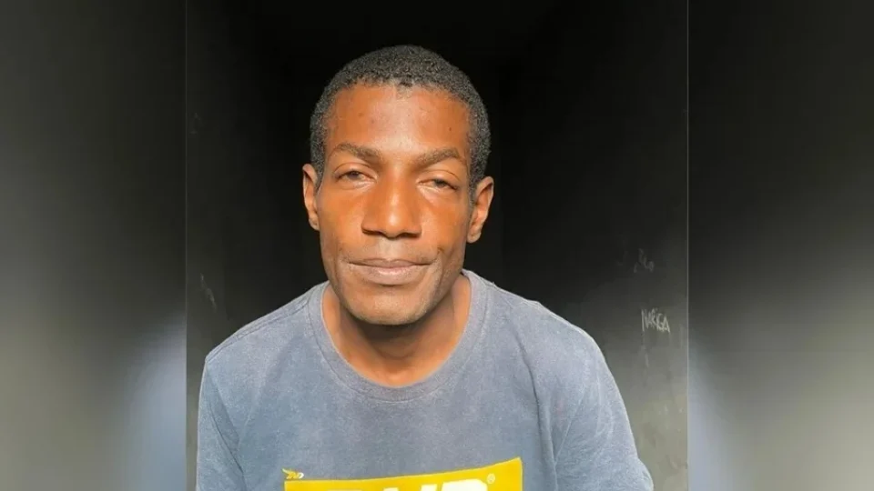 Pai é preso após espancar os três filhos com taco de beisebol dentro de casa