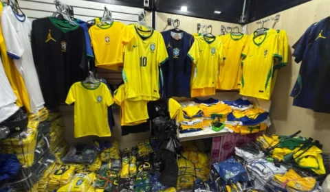 Polícia apreende 80 mil figurinhas falsas e 2 mil camisas piratas da Seleção em operação em São Paulo
