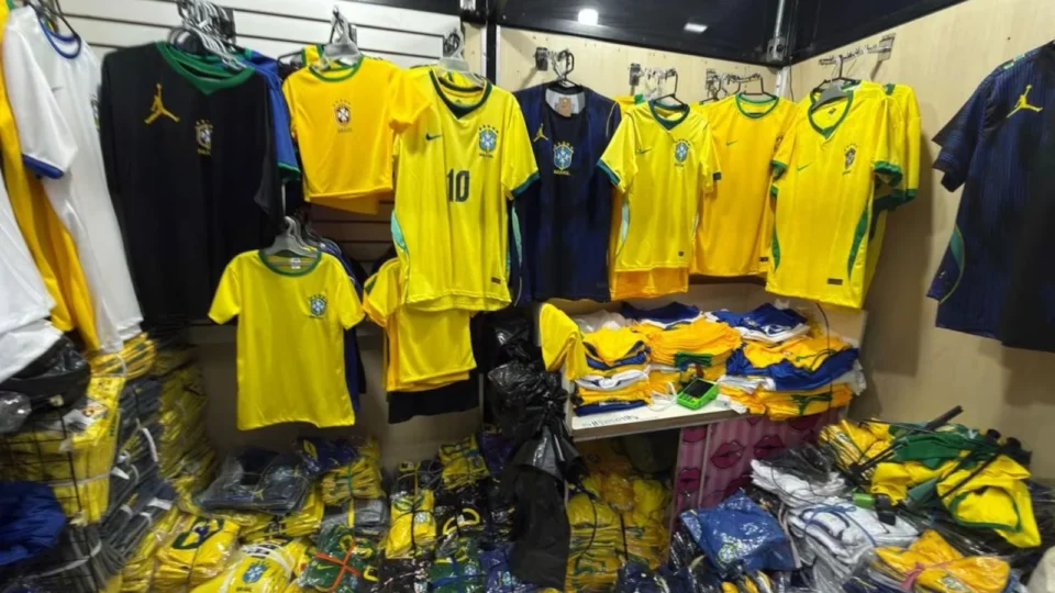 Polícia apreende 80 mil figurinhas falsas e 2 mil camisas piratas da Seleção em operação em São Paulo