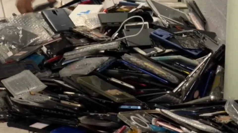 Operação da Polícia Civil apreende 8 mil celulares sem procedência na Baixada Santista