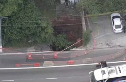 Cratera aberta após obra da Sabesp interdita vias e afeta linhas de ônibus na zona oeste de SP