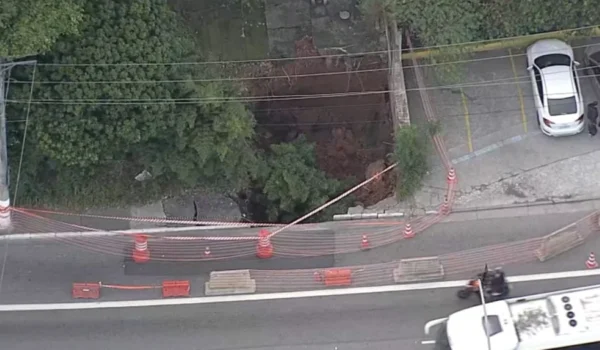 Cratera aberta após obra da Sabesp interdita vias e afeta linhas de ônibus na zona oeste de SP