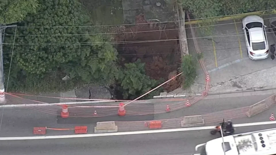 Cratera aberta após obra da Sabesp interdita vias e afeta linhas de ônibus na zona oeste de SP