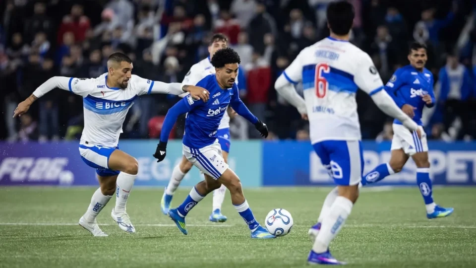 Cruzeiro segura pressão fora de casa e empata com a Universidad Católica