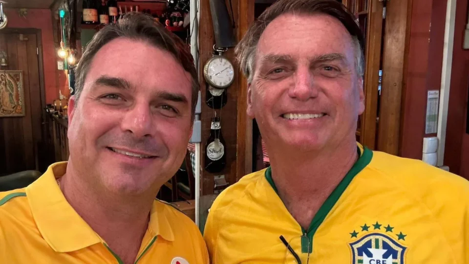 Flávio Bolsonaro se pronuncia após vazamento de áudios sobre Banco Master