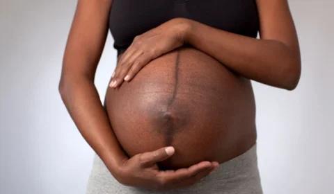 Mulheres negras têm quase o dobro do risco de morrer na gravidez e no pós-parto, aponta estudo