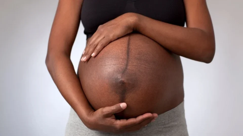 Mulheres negras têm quase o dobro do risco de morrer na gravidez e no pós-parto, aponta estudo