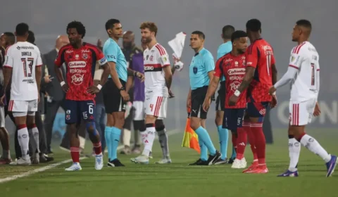 Jogo entre Flamengo e Independiente Medellín é cancelado após confusão na Colômbia