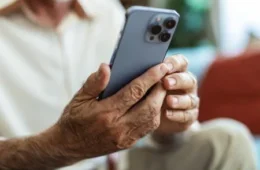Estudo acendeu um alerta sobre os impactos do uso excessivo do celular entre pessoas com mais de 60 anos