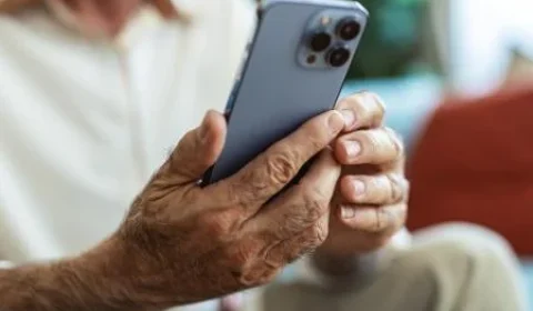 Estudo acendeu um alerta sobre os impactos do uso excessivo do celular entre pessoas com mais de 60 anos